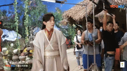 邓伦杨紫，剧里一个傲娇一个呆萌，片场就是两个爱打爱闹的小屁孩
