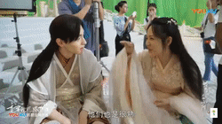 邓伦杨紫，剧里一个傲娇一个呆萌，片场就是两个爱打爱闹的小屁孩