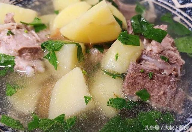 土豆排骨汤的做法，土豆排骨汤做法（土豆跟排骨一起炖）