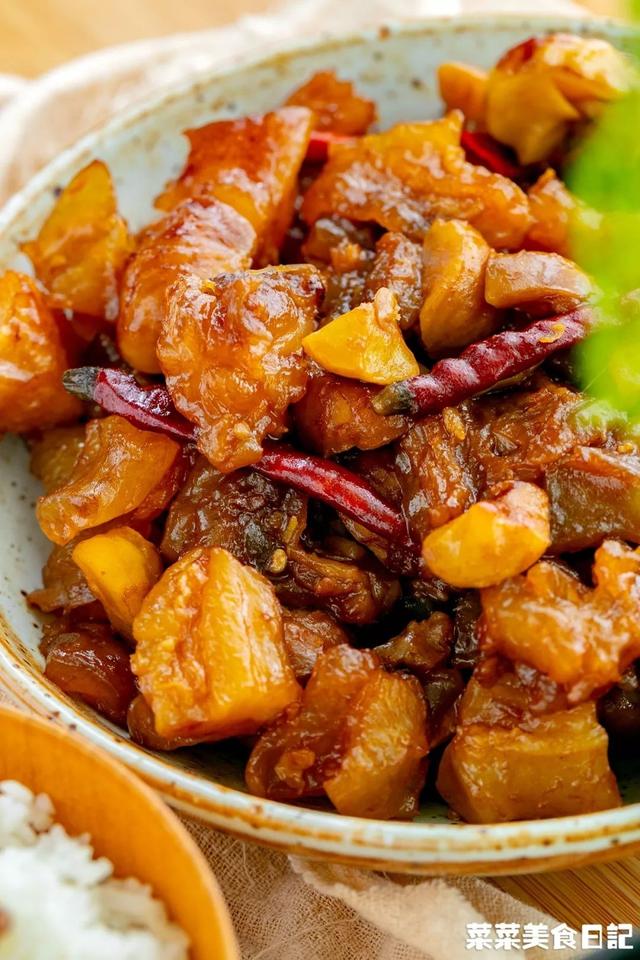 红烧牛筋怎么做好吃又简单，红烧蹄筋的家常做法大全（红烧牛筋最家常的做法是什么）