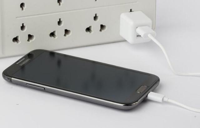 新手机如何充电，新买的手机怎么充电最好（新手机第一次充电这些细节应该注意）