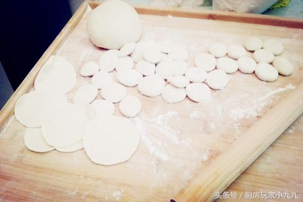饺子皮怎么和面，饺子皮和面的步骤与技巧（饺子面皮的做法窍门）