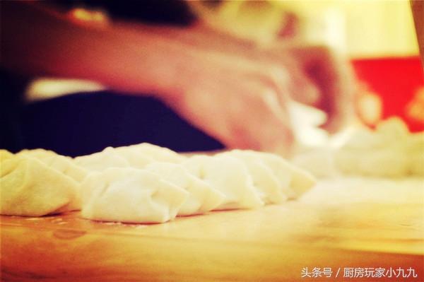 饺子皮怎么和面，饺子皮和面的步骤与技巧（饺子面皮的做法窍门）