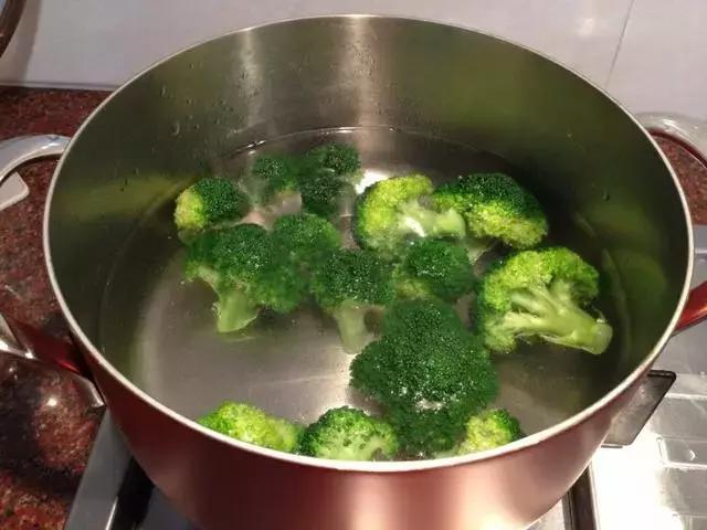 海鲜火锅怎么做，广东海鲜火锅的做法（不可错过了的黄金海鲜火锅制作方法）