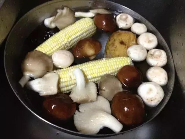 海鲜火锅怎么做，广东海鲜火锅的做法（不可错过了的黄金海鲜火锅制作方法）