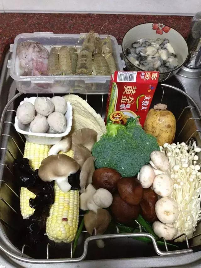 海鲜火锅怎么做，广东海鲜火锅的做法（不可错过了的黄金海鲜火锅制作方法）