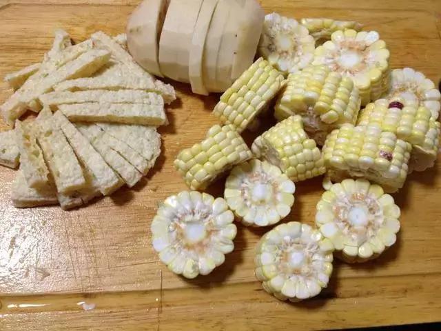 海鲜火锅怎么做，广东海鲜火锅的做法（不可错过了的黄金海鲜火锅制作方法）