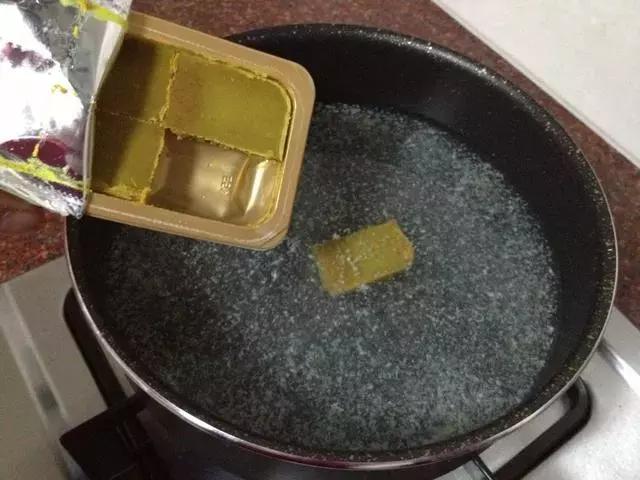 海鲜火锅怎么做，广东海鲜火锅的做法（不可错过了的黄金海鲜火锅制作方法）