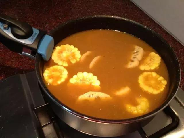 海鲜火锅怎么做，广东海鲜火锅的做法（不可错过了的黄金海鲜火锅制作方法）