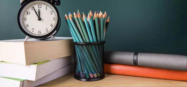 荡秋千用英语怎么说，荡秋千的英文（小学英语常用短语汇总）