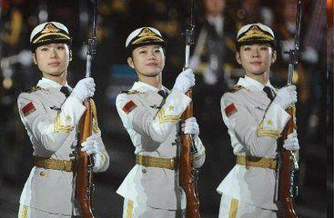女仪仗兵加班训练，女兵仪仗队每天训练8小时