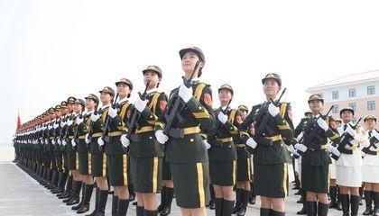 女仪仗兵加班训练，女兵仪仗队每天训练8小时