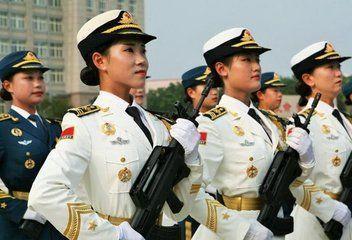 女仪仗兵加班训练，女兵仪仗队每天训练8小时