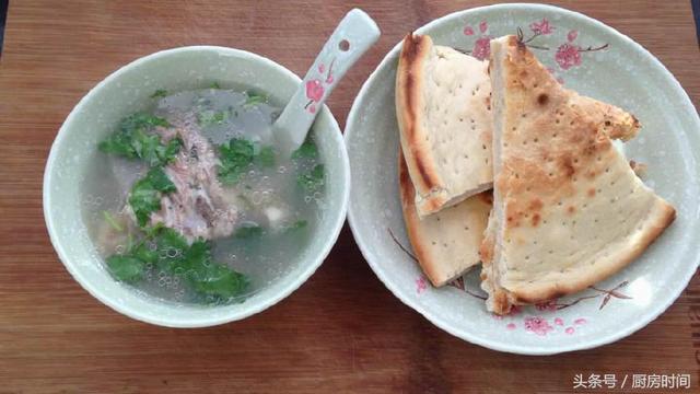 牛羊肉泡馍的饼子怎么做，牛羊肉泡馍的饼子怎么做好吃（难怪陕西羊肉泡馍那么好吃）