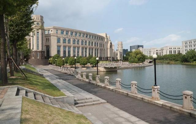 上海杉达学院怎么样，排名好不好（沪上这24所高校的靓丽“水景”）