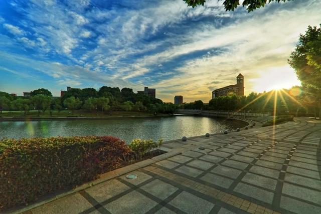 上海杉达学院怎么样，排名好不好（沪上这24所高校的靓丽“水景”）