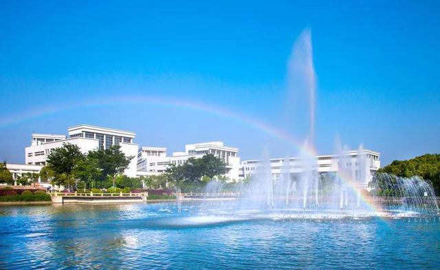 上海杉达学院怎么样，排名好不好（沪上这24所高校的靓丽“水景”）