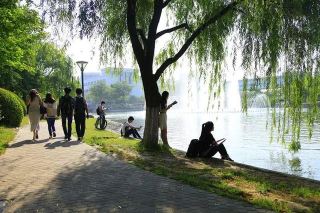 上海杉达学院怎么样，排名好不好（沪上这24所高校的靓丽“水景”）