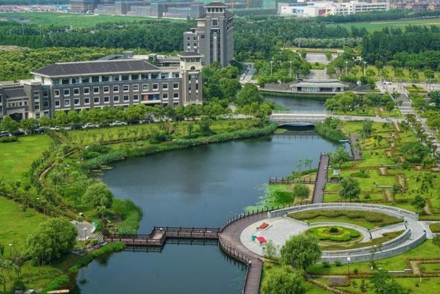 上海杉达学院怎么样，排名好不好（沪上这24所高校的靓丽“水景”）