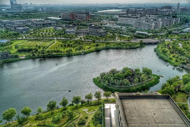 上海杉达学院怎么样，排名好不好（沪上这24所高校的靓丽“水景”）