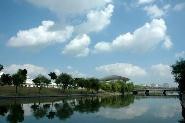 上海杉达学院怎么样，排名好不好（沪上这24所高校的靓丽“水景”）
