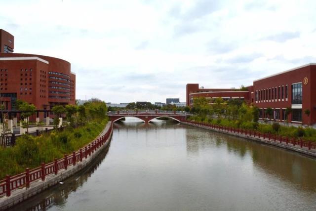 上海杉达学院怎么样，排名好不好（沪上这24所高校的靓丽“水景”）