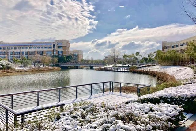 上海杉达学院怎么样，排名好不好（沪上这24所高校的靓丽“水景”）