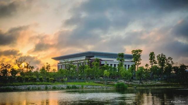 上海杉达学院怎么样，排名好不好（沪上这24所高校的靓丽“水景”）