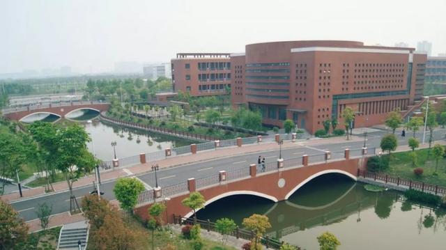 上海杉达学院怎么样，排名好不好（沪上这24所高校的靓丽“水景”）