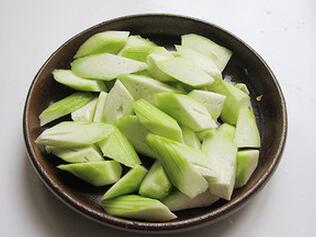 【絲瓜燉豆腐】做法步驟圖 營養(yǎng)豐富 比吃鈣片喝骨肉湯補(bǔ)鈣好-起舞食譜網(wǎng)