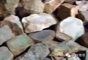 翡翠是怎么形成的，翡翠是如何形成的（翡翠的前世今生）