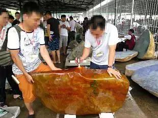 翡翠是怎么形成的，翡翠是如何形成的（翡翠的前世今生）