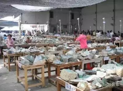 翡翠是怎么形成的，翡翠是如何形成的（翡翠的前世今生）