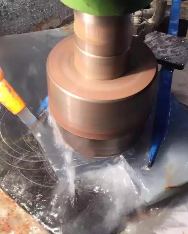 翡翠是怎么形成的，翡翠是如何形成的（翡翠的前世今生）