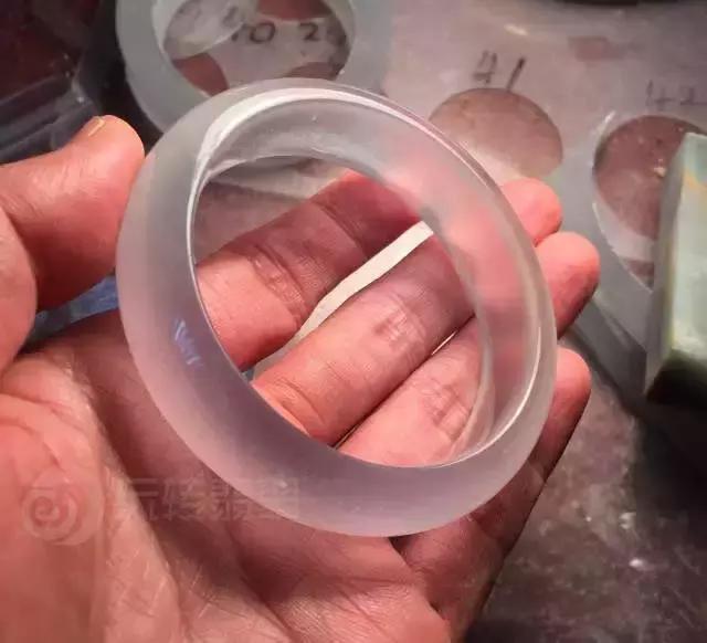 翡翠是怎么形成的，翡翠是如何形成的（翡翠的前世今生）