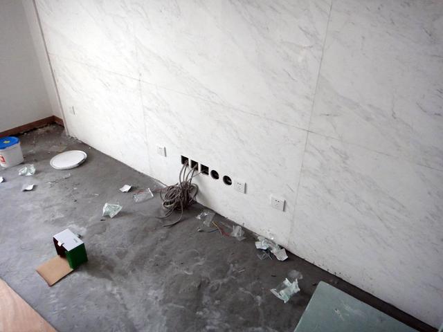 电闸怎么开步骤图解，电闸跳闸了怎么恢复电（找电工花20元换个插座）