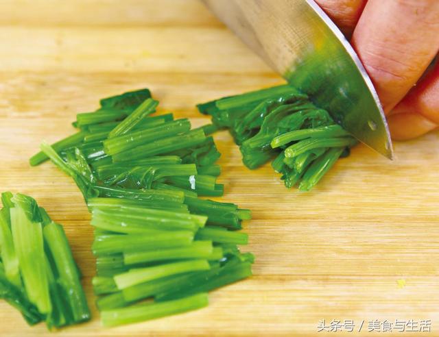 银耳鸡蛋汤的做法，鸡蛋银耳汤的做法（冰糖银耳蛋羹味道纯甜）