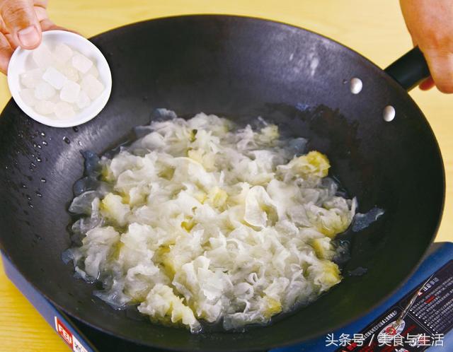银耳鸡蛋汤的做法，鸡蛋银耳汤的做法（冰糖银耳蛋羹味道纯甜）
