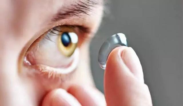 隐形眼镜能带多久，月抛隐形眼镜能带几天（天天戴隐形真的会瞎嘛）