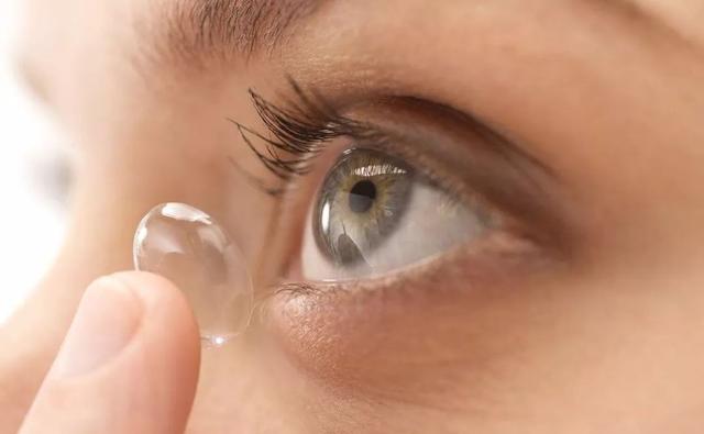 隐形眼镜能带多久，月抛隐形眼镜能带几天（天天戴隐形真的会瞎嘛）