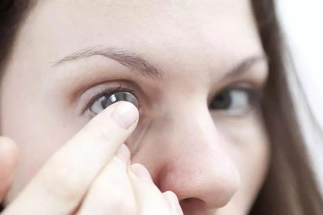 隐形眼镜能带多久，月抛隐形眼镜能带几天（天天戴隐形真的会瞎嘛）