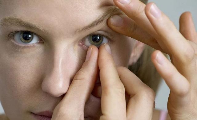 隐形眼镜能带多久，月抛隐形眼镜能带几天（天天戴隐形真的会瞎嘛）