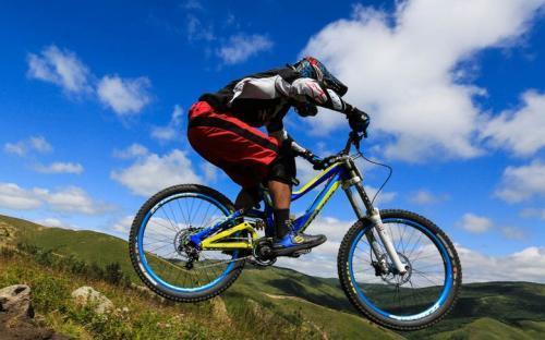 公路车和山地车的区别，山地车和公路车的详细对比（公路车和山地车哪个骑着舒服）