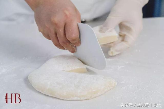 抹茶红豆麻薯的做法，奶茶麻薯做法（小清新抹茶红豆麻薯软欧包丨详细制作步骤）