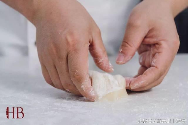 抹茶红豆麻薯的做法，奶茶麻薯做法（小清新抹茶红豆麻薯软欧包丨详细制作步骤）