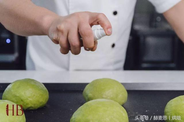 抹茶红豆麻薯的做法，奶茶麻薯做法（小清新抹茶红豆麻薯软欧包丨详细制作步骤）