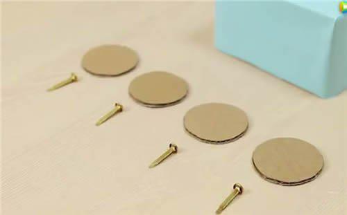 手工制作小汽车，饮料瓶手工制作小汽车（幼儿园牛奶盒废物利用）