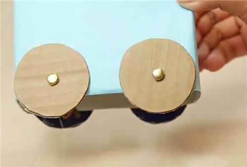 手工制作小汽车，饮料瓶手工制作小汽车（幼儿园牛奶盒废物利用）