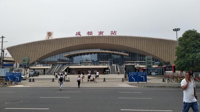 成都南站在哪个区，成都南站在哪个区哪个街道（位于成都市武侯区桂溪街道成都南站实拍）