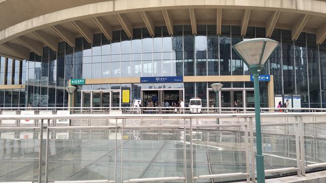 成都南站在哪个区，成都南站在哪个区哪个街道（位于成都市武侯区桂溪街道成都南站实拍）